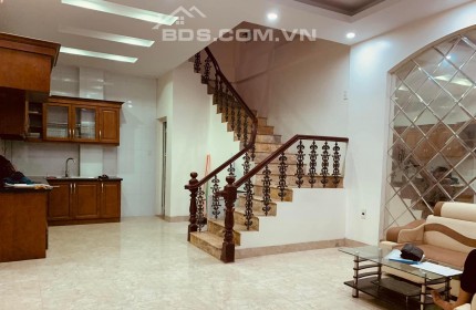 Nhỉnh 4 tỷ có nhà Cầu Giấy 37m2, 5 tầng, ngõ siêu to, nhà siêu đẹp