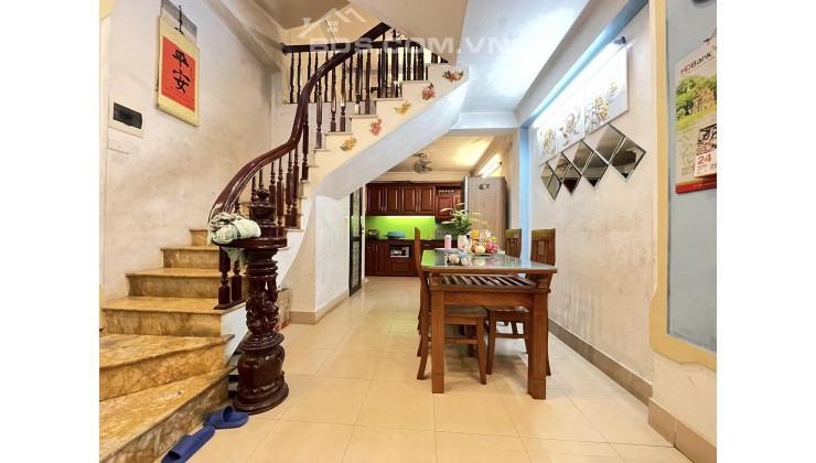 Bán nhà ngõ 172 phố Đại Từ 42m2 giá 3.75 tỷ rất rất Hiếm .