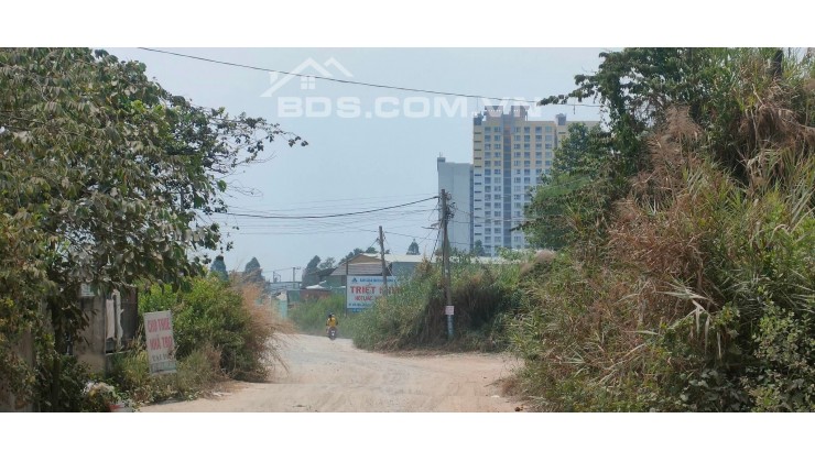 Bán đất mặt tiền Bưng Ông Thoàn, quận 9, 620m2, chỉ 27 triệu/m2. Xem ngay.