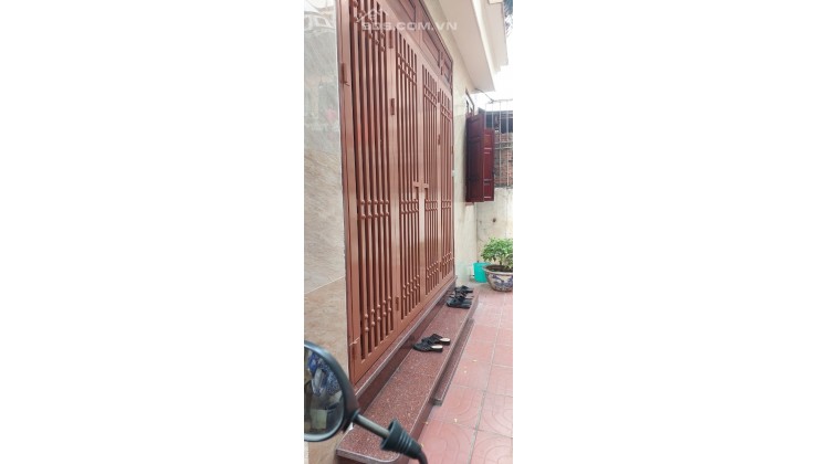 Nhỉnh 3 tỷ nhà 5 tầng, Nguyễn Văn Cừ, Long Biên 35m2, Ngay PHỐ, đủ NỘI THẤT. LH 0357697691