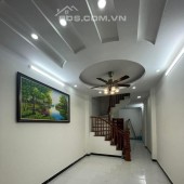 BÁN NHÀ CHÍNH KINH 35M,5 TẦNG BA GÁC THÔNG, 5M Ô TÔ TRÁNH FULL NỘI THẤT .4 tỷ 9