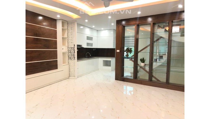 Xuân La ngõ 77 nhà đẹp dân xây 5 tầng 6 phòng ngủ 50m2 6.2 tỷ