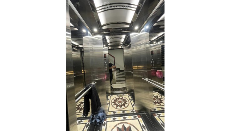Nhà tầng hầm thang máy vỉa hè ô tô tránh phố Trung Kính 20 tỷ