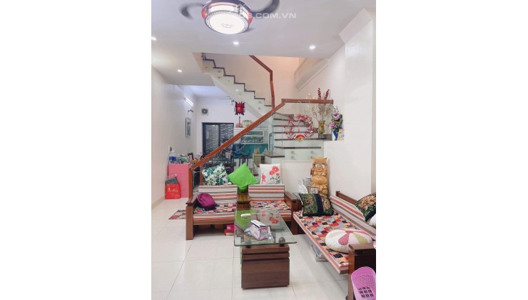 CẦN BÁN NHÀ 3 TẦNG DÂN XÂY PHỐ NGUYỄN VĂN CỪ 60m MT5m GIÁ 4,8 TỶ BÁN ĐẤT TẶNG NHÀ