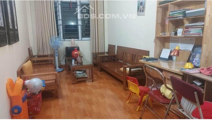 Bán nhà Bằng Liệt, 32m2, 3T, 3PN, Sổ chính chủ, tiện ích đầy đủ, Dân xây, Gần ô tô, 3.05 tỷ