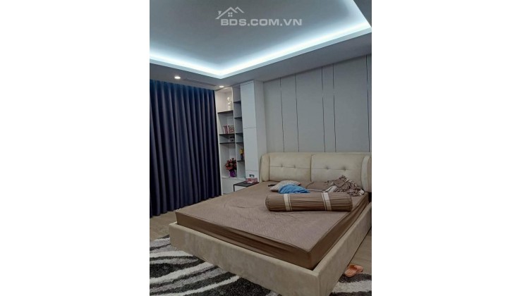 CẦN BÁN GẤP NHÀ MẶT NGÕ 26 NGUYÊN HỒNG Ô TÔ TRÁNH, VỈA HÈ KD, 60M, 18 TỶ.