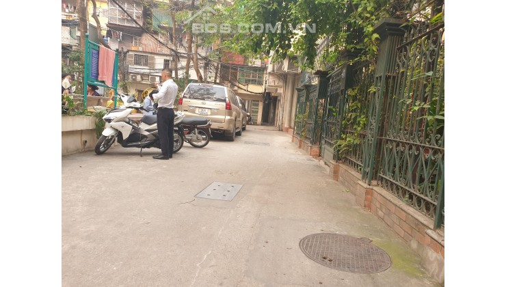BIỆT THỰ SÂN VƯỜN. TRƯỚC MẶT LÀ VƯỜN HOA ÔTÔ ĐỖ CỬA HOẶC ĐỂ TRONG NHÀ TUỲ THÍCH