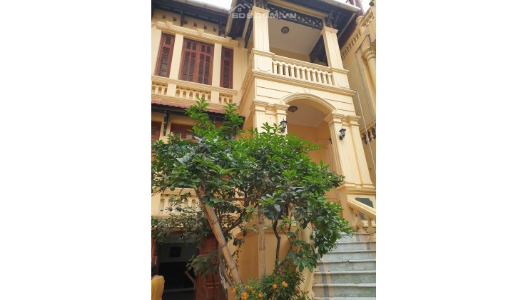 BIỆT THỰ SÂN VƯỜN. TRƯỚC MẶT LÀ VƯỜN HOA ÔTÔ ĐỖ CỬA HOẶC ĐỂ TRONG NHÀ TUỲ THÍCH