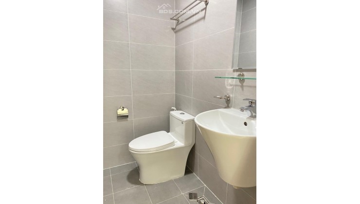 Căn hộ Bcons Plaza 2PN và 2WC, bao phí quản lí và 2 xe máy. NT gồm rèm và tủ lạnh, giá 5 triệu.