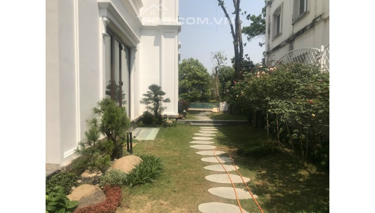 Bán BT Bằng Lăng 05.12 hướng TN, diện tích 256m2 xây dựng 455m2 căn thô view hồ rộng, giá 39,5 tỷ