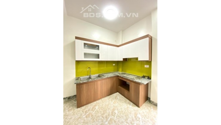 Bán nhà Lĩnh Nam, Ngõ thông, gần ô tô, 32m2, 5T, 3PN, Giá hơn 3 tỷ