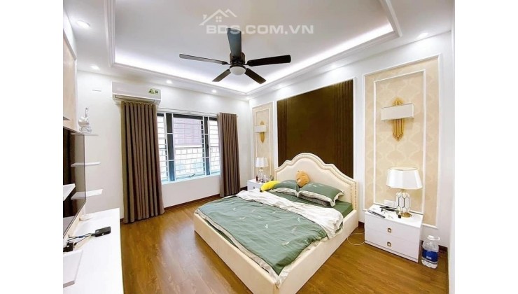 Bán Nhà HỒ #GIẢNG_VÕ. Ô TÔ ĐỖ CỬA. 45m2. 5.85Tỷ 4.5 Ngủ. Hàng Xóm THỨ TRƯỞNG