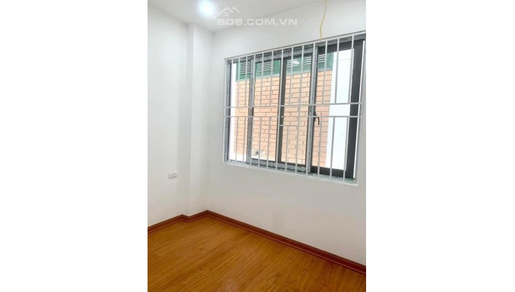 Cho thuê nhà riêng 10m2* 4 tầng tại  ngõ 269 Lạc Long Quân , Hà Nội.