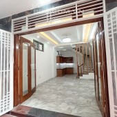 Bán nhà Ngọc Thuỵ gần hồ, ngõ thông, oto đỗ cổng, chỉ việc ở.