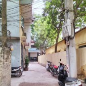 700 triệu CĂN NHÀ CẤP 4- cổng Trường ĐẠI HỌC Mỏ ĐỊA CHẤT - XE morning đỗ cửa - cách 50m ra đường ô tô tránh.