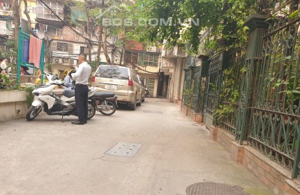 BIỆT THỰ SÂN VƯỜN. TRƯỚC MẶT LÀ VƯỜN HOA ÔTÔ ĐỖ CỬA HOẶC ĐỂ TRONG NHÀ TUỲ THÍCH