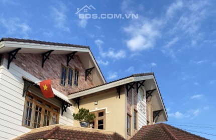 BÁN VILLA SANG CHẢNH xuất hiện SÂN khu vườn BOSAI RỘNG- hồ nước BƠI- hồ nước CÁ COI VIP ở biện pháp QUỐC LỘ 20 CHỈ 50M. ĐÀ LẠT- LÂM ĐỒNG