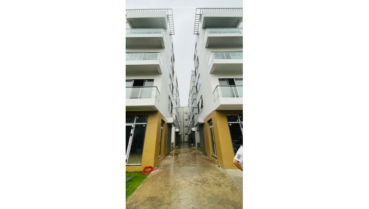 SỐC! BÁN NHÀ LIỀN KỀ PHẠM VĂN ĐỒNG GIÁ CHỈ 12 TỶ CÓ 77M2X5T, MT 8m LÔ GÓC, Ô TÔ ĐỖ CỬA.