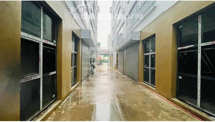 SỐC! BÁN NHÀ LIỀN KỀ PHẠM VĂN ĐỒNG GIÁ CHỈ 12 TỶ CÓ 77M2X5T, MT 8m LÔ GÓC, Ô TÔ ĐỖ CỬA.