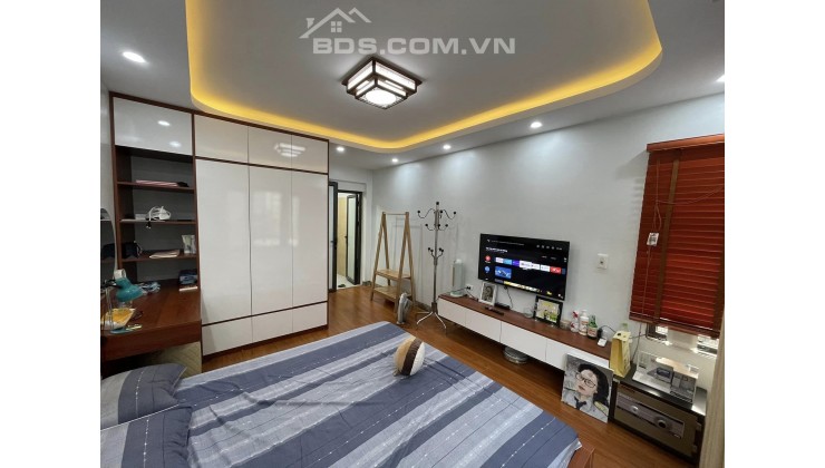 Nhà riêng ô tô đỗ cổng nội thất VIP Lĩnh Nam 36Mx5T mt 4m giá 2.7 tỷ