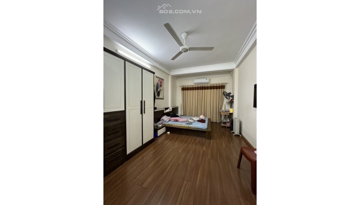 Đống Đa - Mặt phố Văn Chương, lô góc ô tô vào nhà - 80m2,- nhà 4 tầng 7,8 tỷ