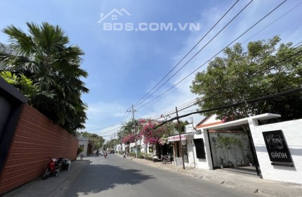 Bán khuôn đất lớn mặt tiền đường trục chính khu Thảo Điền, Quận 2 giá chỉ 110tr/m2