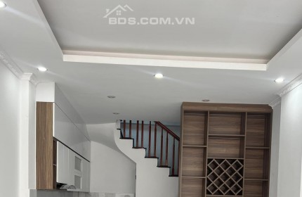 BÁN ĐẤT TẶNG NHÀ – LẠC LONG QUÂN 40M x 5T 4,5 TỶ - KINH DOANH - Ô TÔ
-	Cách mặt phố chỉ vài bước chân, vị trí đắc đại trung tâm quận, gần Hồ Tây,