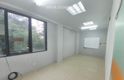 Cho thuê sàn văn phòng 35m2, 80m2 tại tòa nhà số 71 Chùa Láng, quận Đống Đa view đẹp, sàn thông thoáng