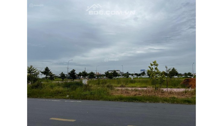 Kẹt tiền bán lỗ nền 200m2 khu Golden Land, thị trấn Thủ Thừa, giá 2.6 tỷ