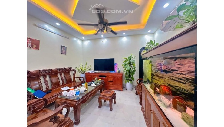 Bán nhà riêng Đê La Thành, Vị trí siêu đẹp , 41m2, 5 tỷ 5