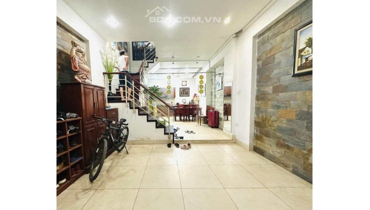 Bán nhà Quận Đống Đa 50m2 x 5 tầng, sát phố Thái Hà, khu vực sầm uất 6,9 tỷ