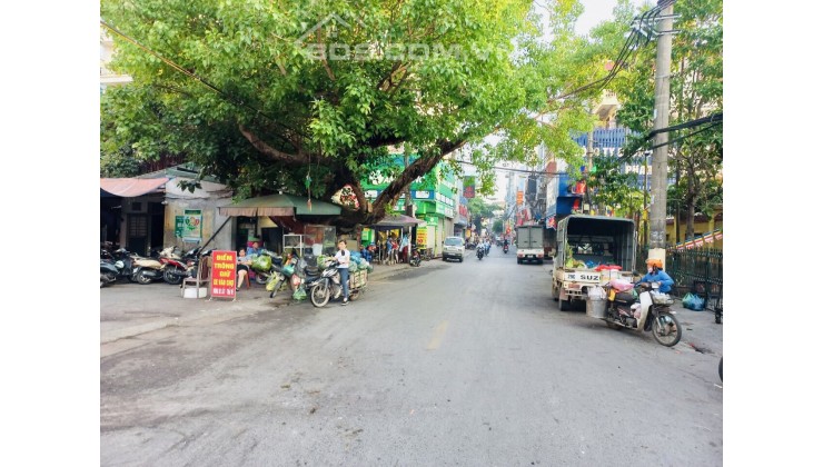 Cần tiền bán gấp nhà mặt ngõ chợ kinh doanh ngày đêm ô tô tránh đỗ 36m2, lô góc 5 tầng mt 4m, ngõ thông nhỉnh 4 tỷ