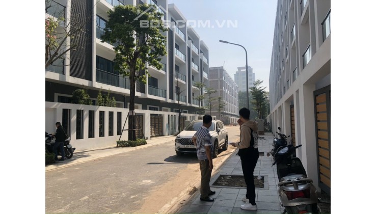 Hoàng Quốc Việt 100m2 5 tầng xây mới mt5m, 2 thoáng, ô chờ thang máy, ô tô tránh chỉ 16.3 tỷ