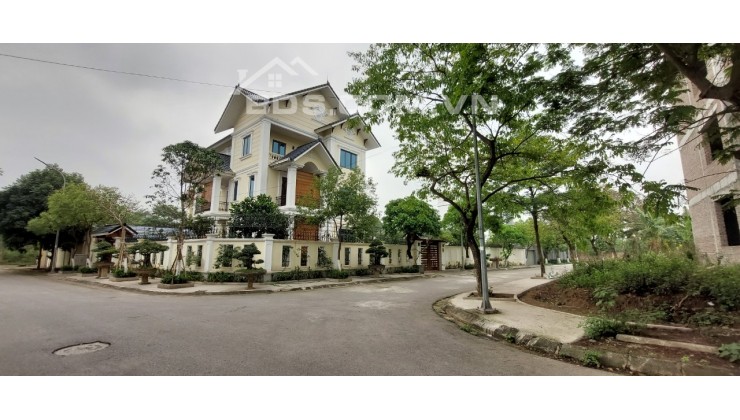 Gia đình chuyển ra nước ngoài sinh sống nên cần bán gấp biệt thự tại khu ĐT Hà Phong - Mê Linh - Hà Nội.
