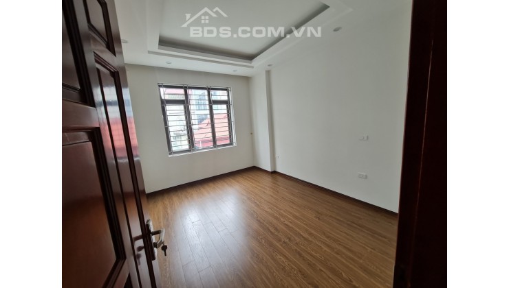 Bán nhà Thanh Am, Long Biên 7tỷ6. 50m2, 5 tẩng, MT 4,5m, phân lô, gara, ô tô tránh, full nội thất