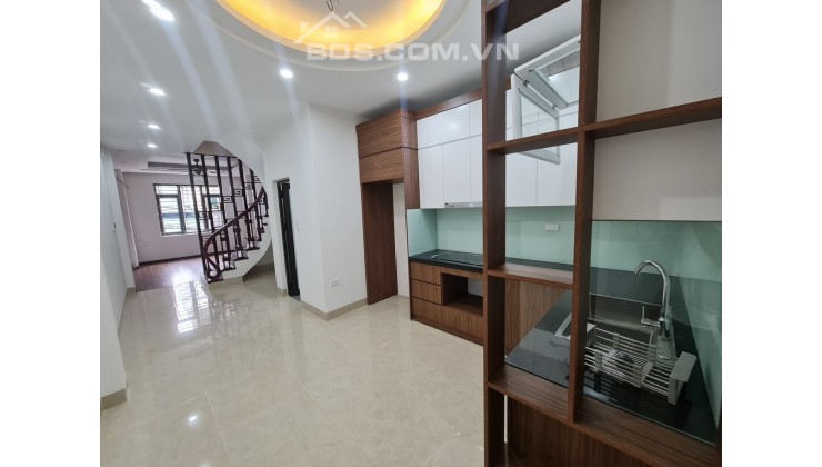 Bán nhà Thanh Am, Long Biên 7tỷ6. 50m2, 5 tẩng, MT 4,5m, phân lô, gara, ô tô tránh, full nội thất