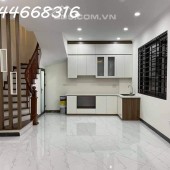 Bán nhà Hồng Tiến, 35m2 x 5 tầng, cách 30m đường ô tô. Giá 4.1 tỷ