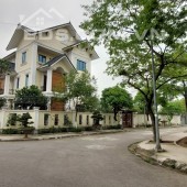 Gia đình chuyển ra nước ngoài sinh sống nên cần bán gấp biệt thự tại khu ĐT Hà Phong - Mê Linh - Hà Nội.