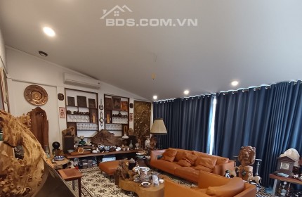 Chu cần bán nhà - lạc long quân - nhà mặt ngõ - ô tô vào tận nhà 
Nhà nằm vị trí đắc địa - ngõ rộng - thoáng sáng 
lh 0964.665.035