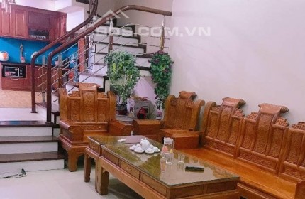 Nhà Bồ Đề Ô tô đỗ sát cửa, 40m ra Phố Nguyễn Văn Cừ, cách cầu Chương Dương chỉ tầm 150m. Diện tích rộng rãi ngõ thông 60m giá nhỉnh 4 tỷ.