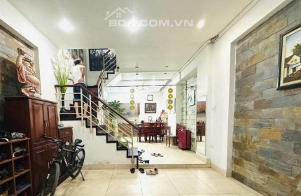 Bán nhà Quận Đống Đa 50m2 x 5 tầng, sát phố Thái Hà, khu vực sầm uất 6,9 tỷ
