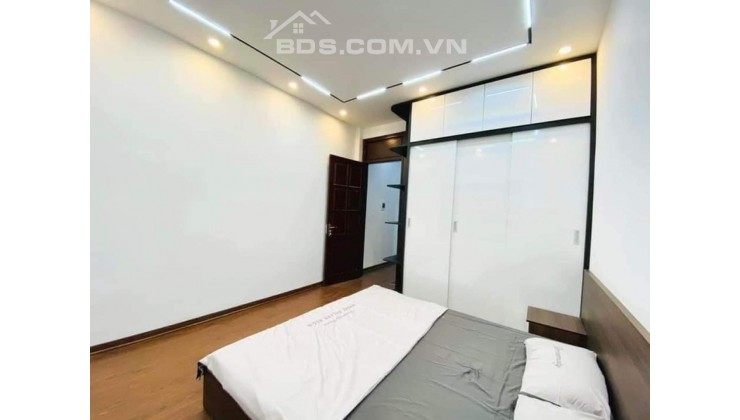 Bán nhà Lâm Du 1 bước ra phố, view đê thoáng vĩnh viễn phù hợp gia đình trẻ.