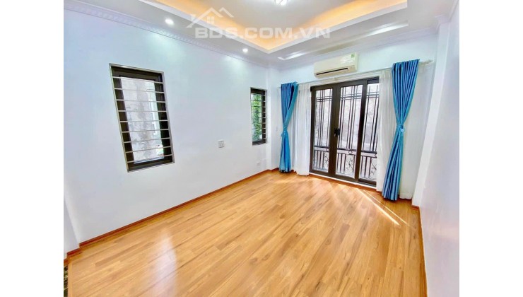 NHÀ ĐẸP SIÊU HIẾM , BA BỨƠC RA MẶT PHỐ XUÂN LA , NGÕ THÔNG RA VÕ CHÍ CÔNG . DIỆN TÍCH HƠN 30 M . GIÁ 5.5 TỶ