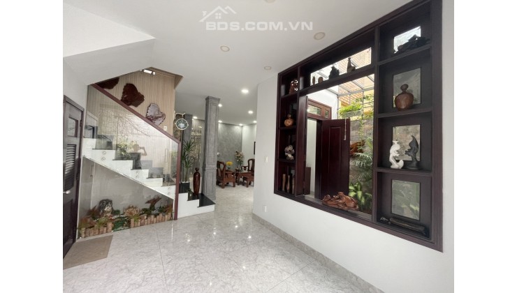 Bán gấp biệt thự Nguyễn Thượng Hiền DT: 6.6x10m. Chủ tặng lại nội thất, đang ngộp bank