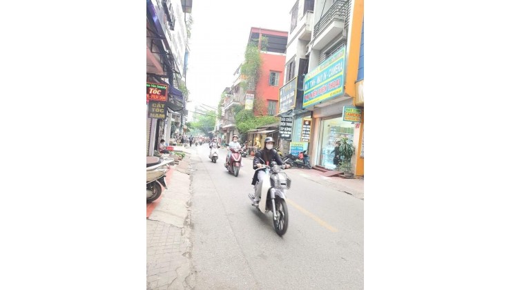 Cho thuê tầng 1 nhà mặt ngõ để kinh doanh ở Hoàng Văn Thái DT 30m2, MT: 3m, 7 triệu/tháng. LH:0964240141
