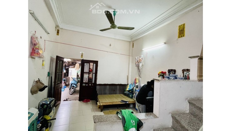 Bán nhà cấp 4 ngõ 515 Hoàng Hoa Thám, Ba Đình, DT: 70m2. 4,2 tỷ.