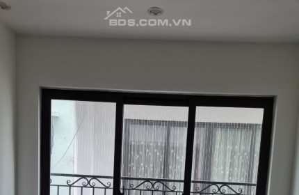 Cho thuê nhà tại Nguyễn Văn Cừ, Bồ Đề. Rộng 40m2, 5 tầng. Vào luôn. LH: 0367674345.