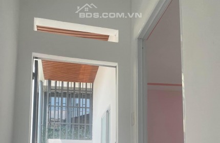 Bán nhà 4 tỷ Nơ Trang Long DTSD 100m2 gần HXH có ban công.