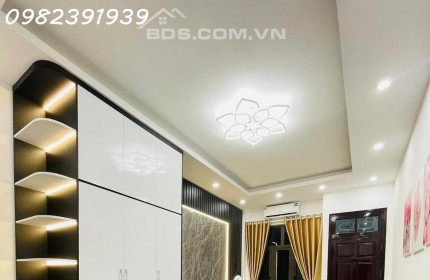 Nhỉnh 5 tỷ - DT 38m - Nhà Nguyễn Chí Thanh ô tô cách 3 bước chân