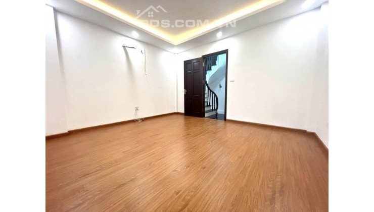 Bán nhà đường Hoàng Mai. DT: 30m2 xây 5 tầng, MT: 4,7m giá 3,7 tỷ.